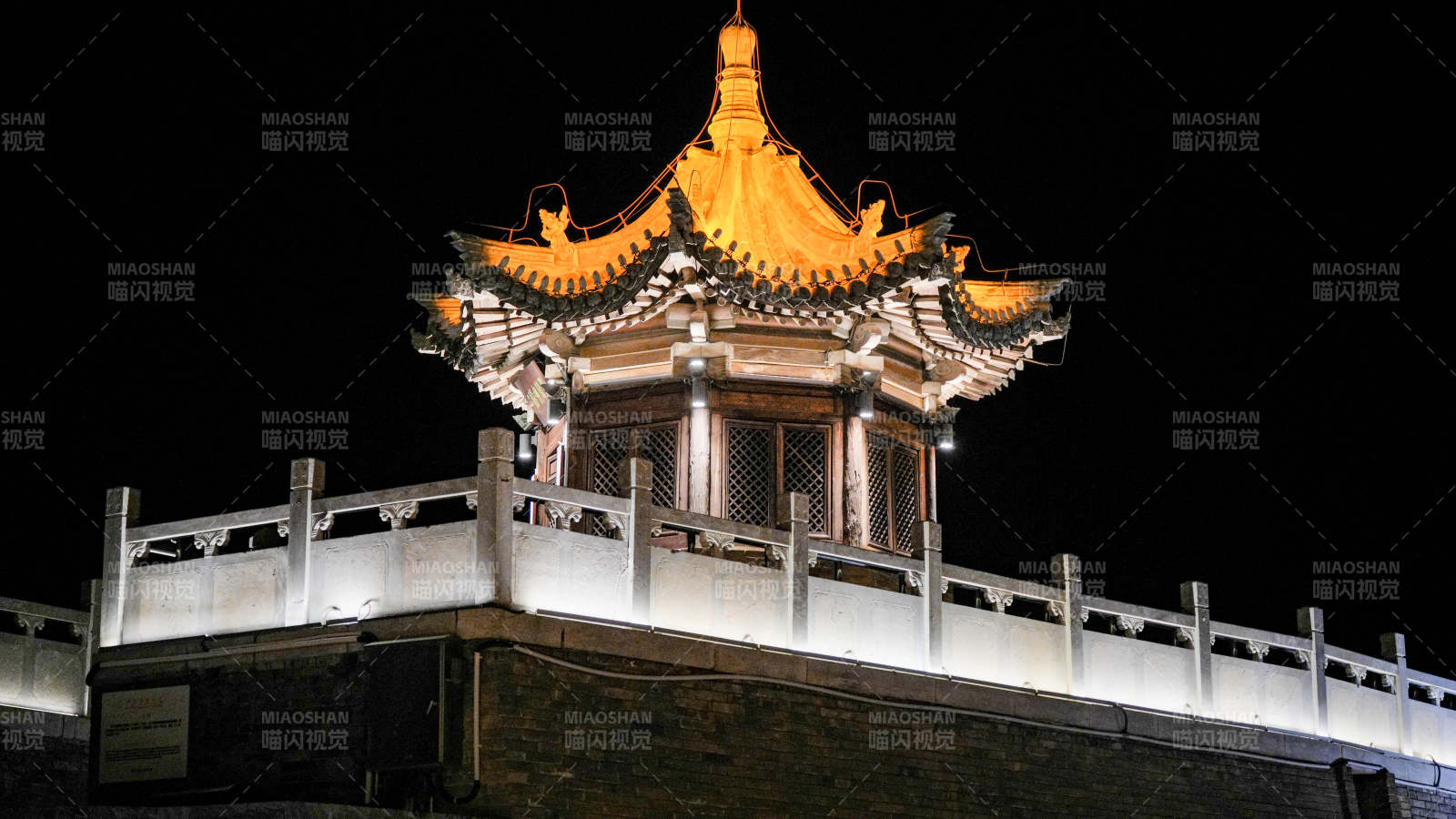 山西忻州古城夜色中的古塔光辉璀璨图片