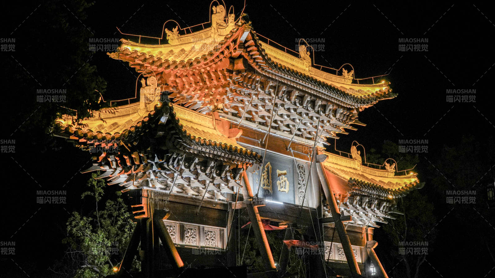 山西忻州古城夜景中的古建筑灯光璀璨图片