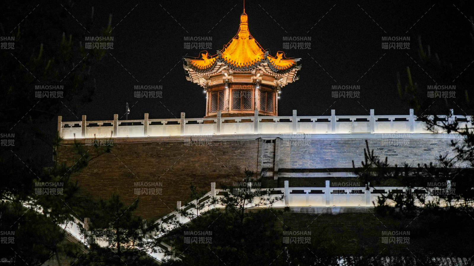 山西忻州古城夜色中的古塔与长廊图片