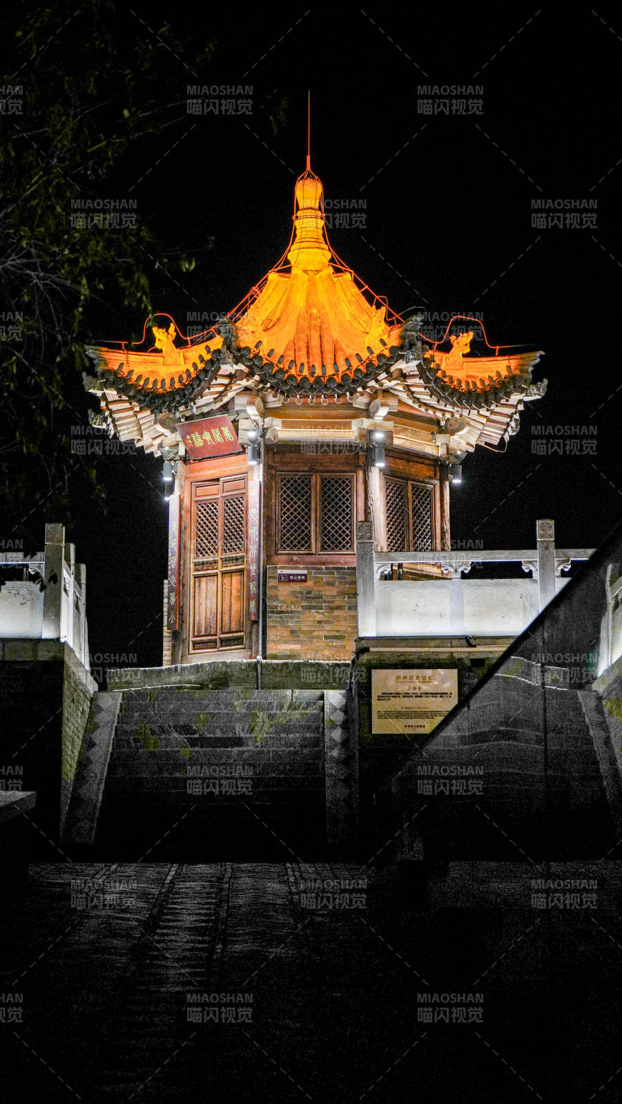 山西忻州古城夜景古建筑灯火辉煌图片