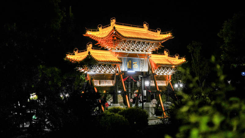 山西忻州古城夜景中的古塔灯光璀璨图片