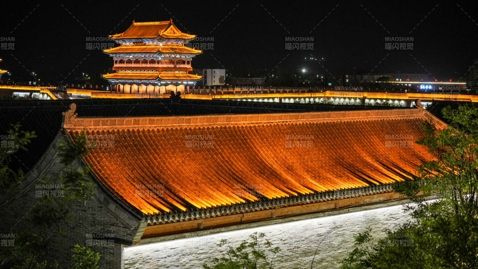 山西忻州古城夜景古建筑灯光璀璨图片