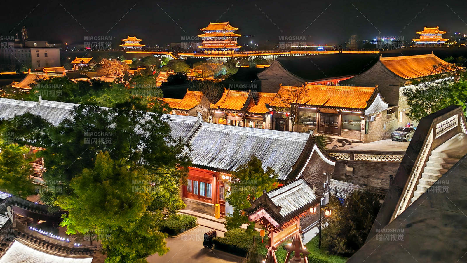 山西忻州古城夜景古建筑群灯火辉煌图片