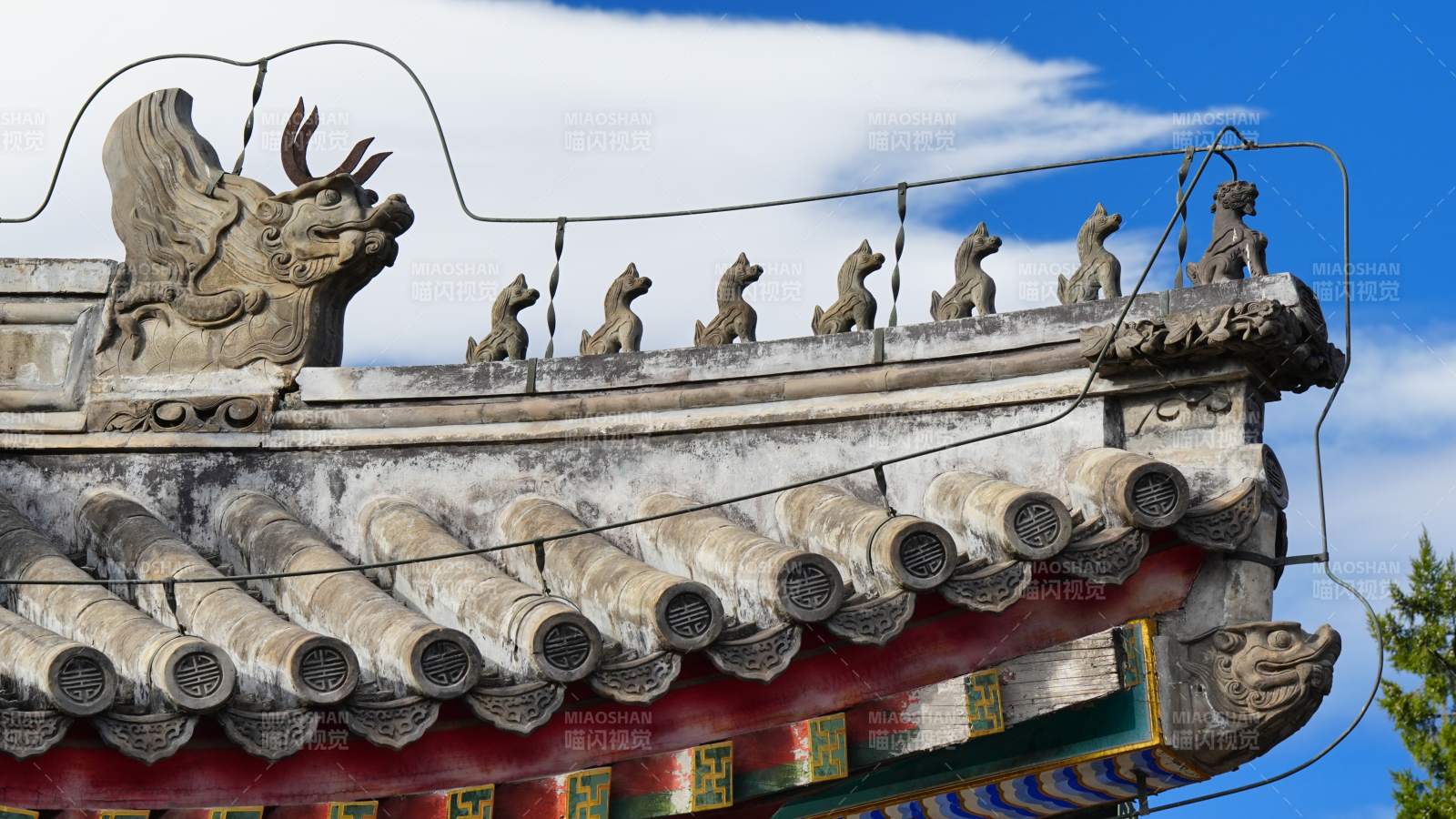 古建筑屋脊上的神兽装饰图片