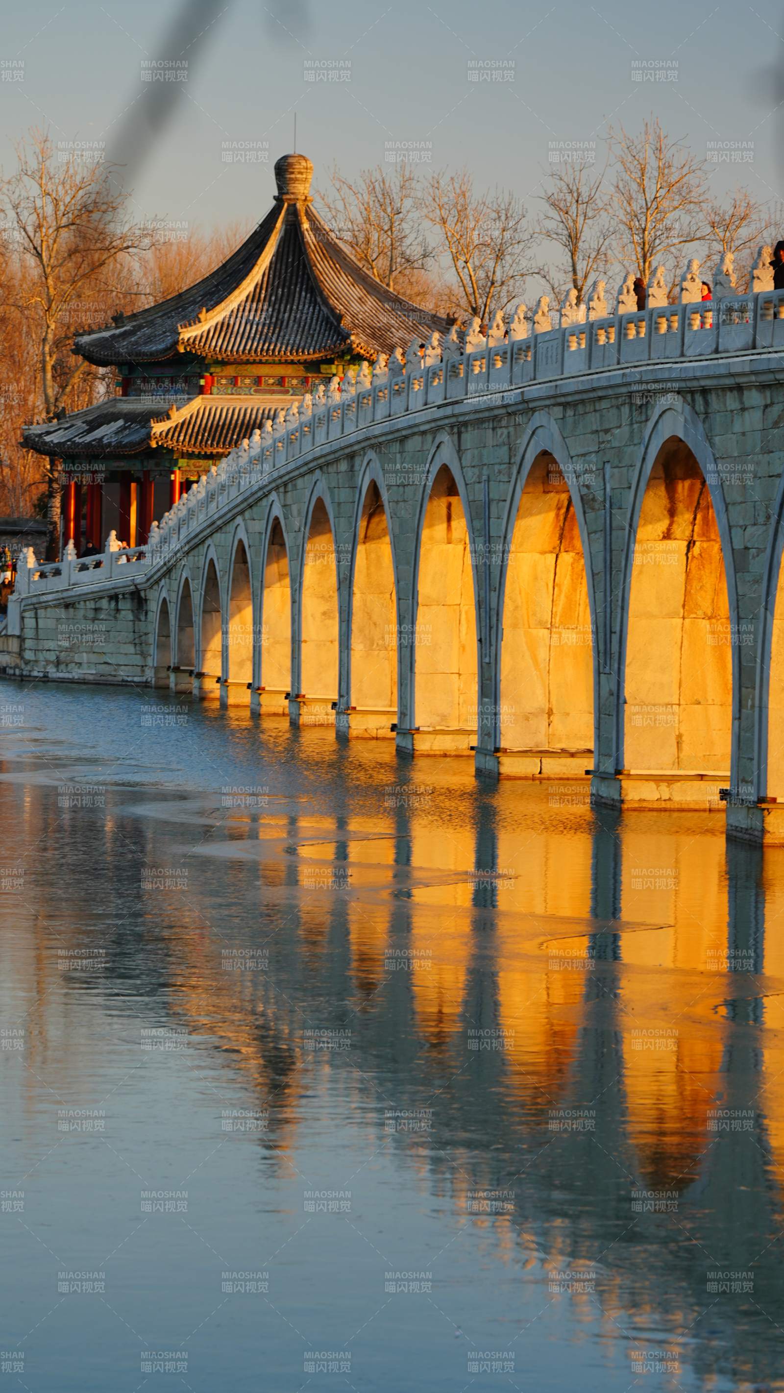 十七孔桥夕阳倒影图片