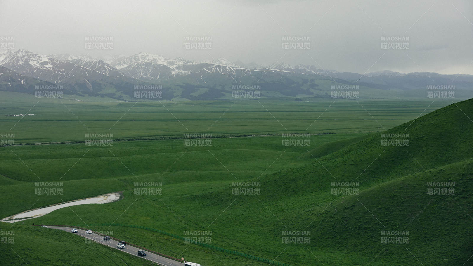 那拉提草原公路 雪山远眺图片