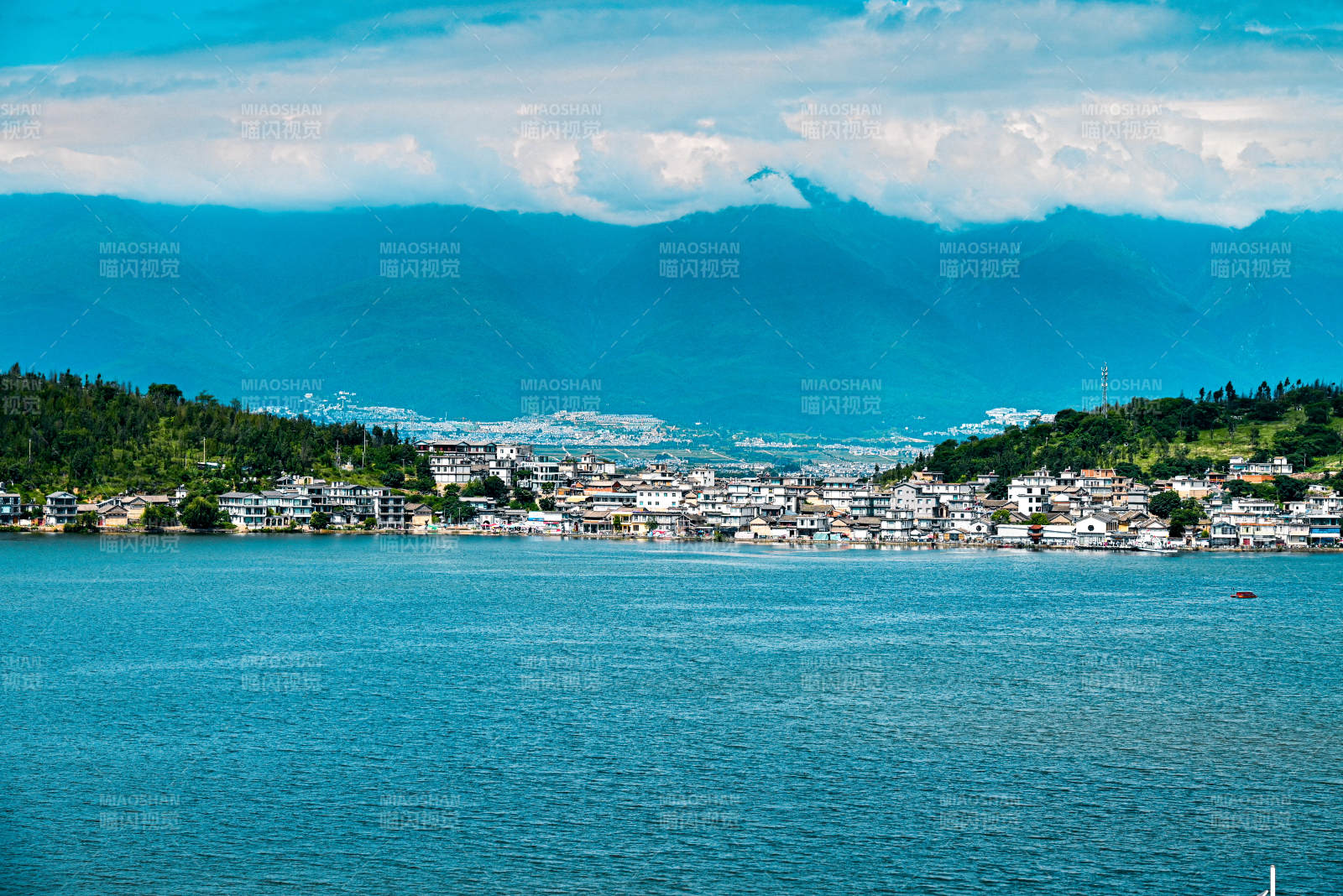大理湖畔 青山环绕图片