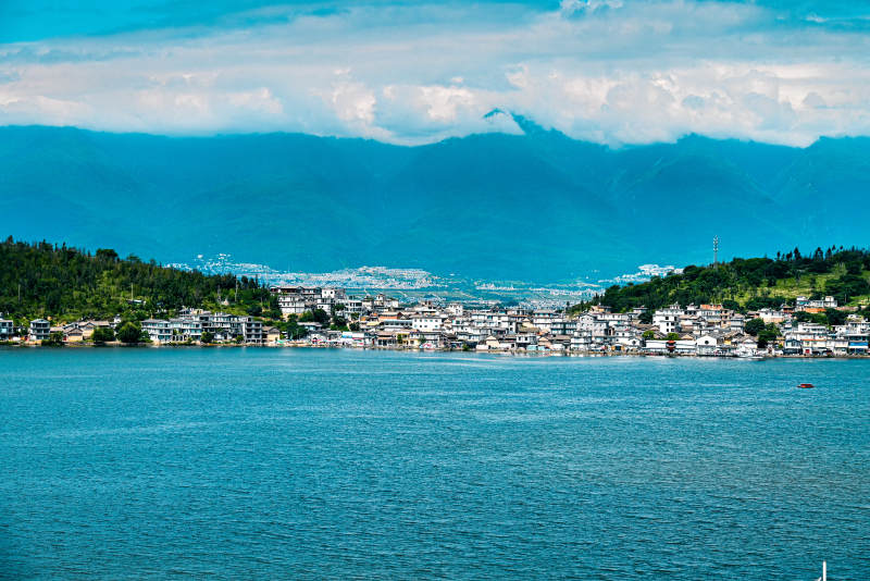 大理湖畔 青山环绕图片