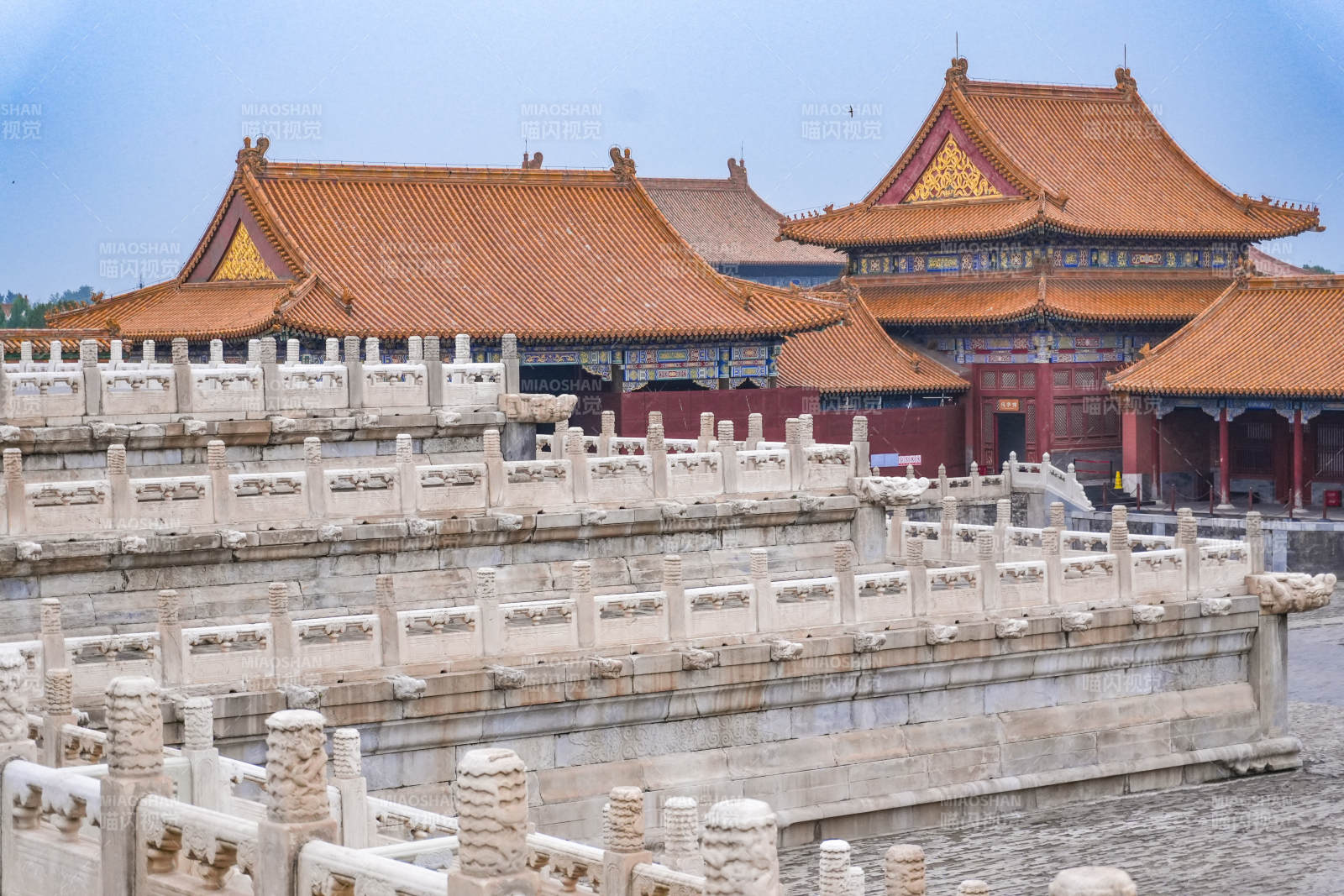 故宫金碧辉煌的宫殿群图片