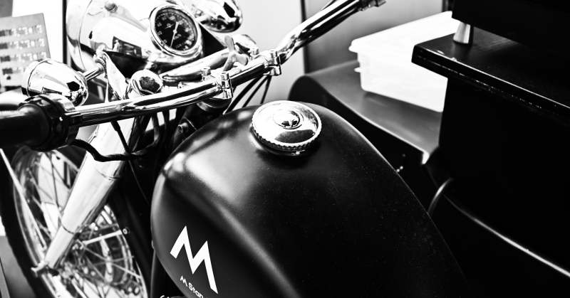 复古摩托车特写黑白照图片