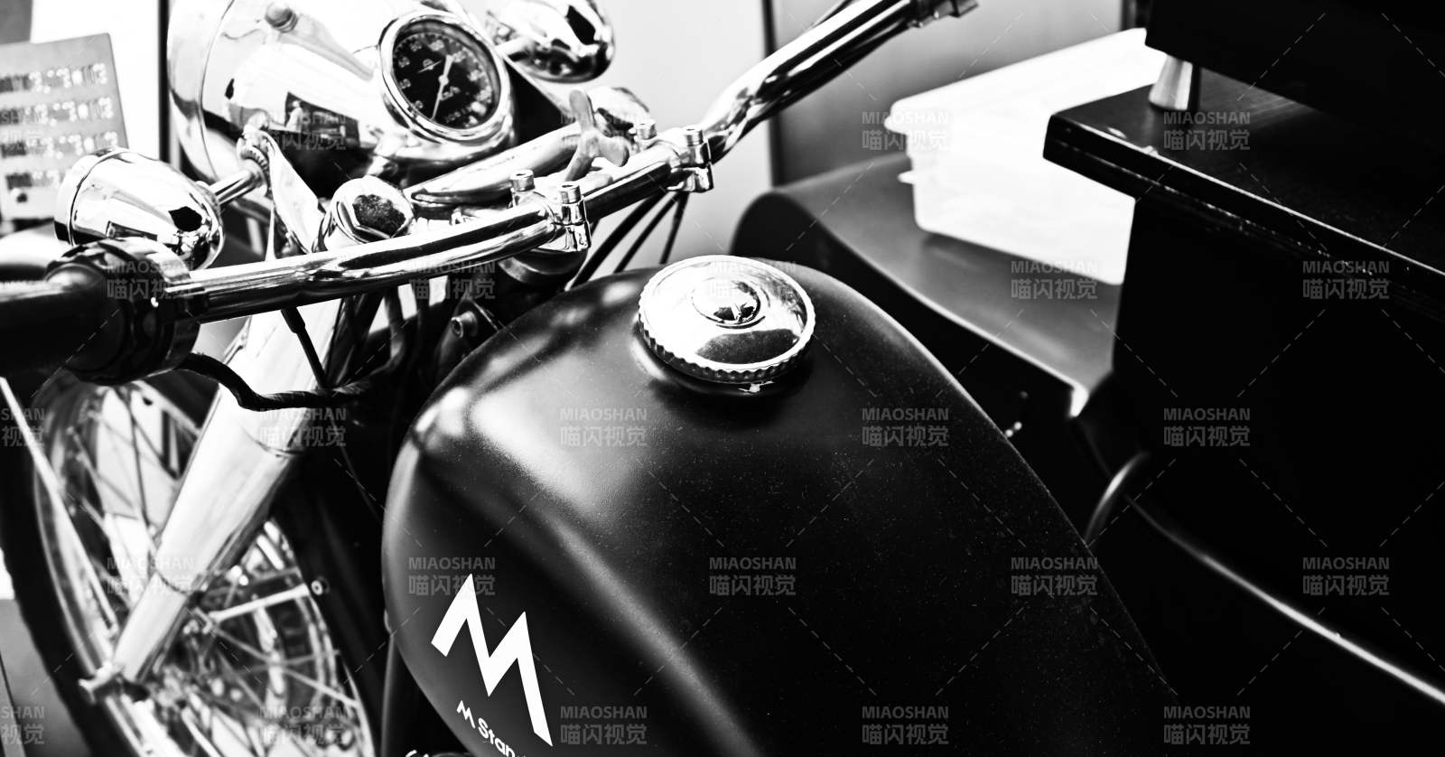 复古摩托车特写黑白照图片
