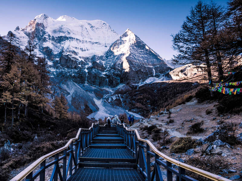 稻城亚丁仙乃日神山图片