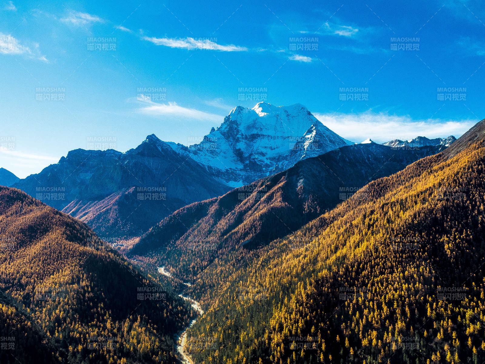 稻城亚丁仙乃日神山图片