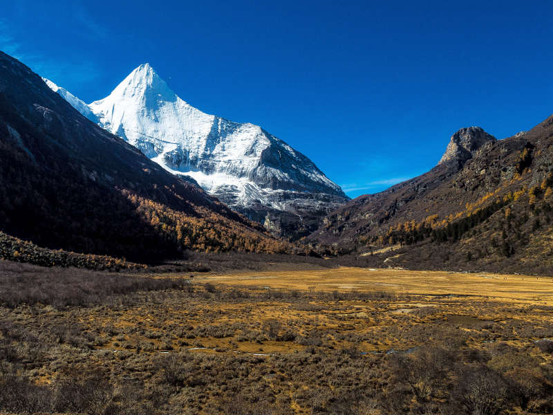 稻城亚丁央迈勇神山图片