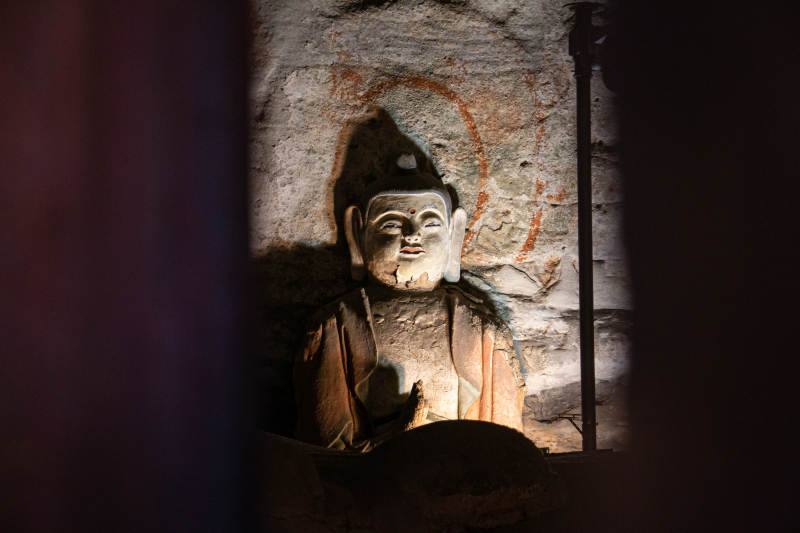 大同云冈石窟洞窟中的佛像光影图片