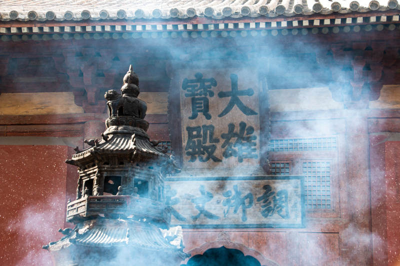 寺庙香烟缭绕 古塔静谧图片