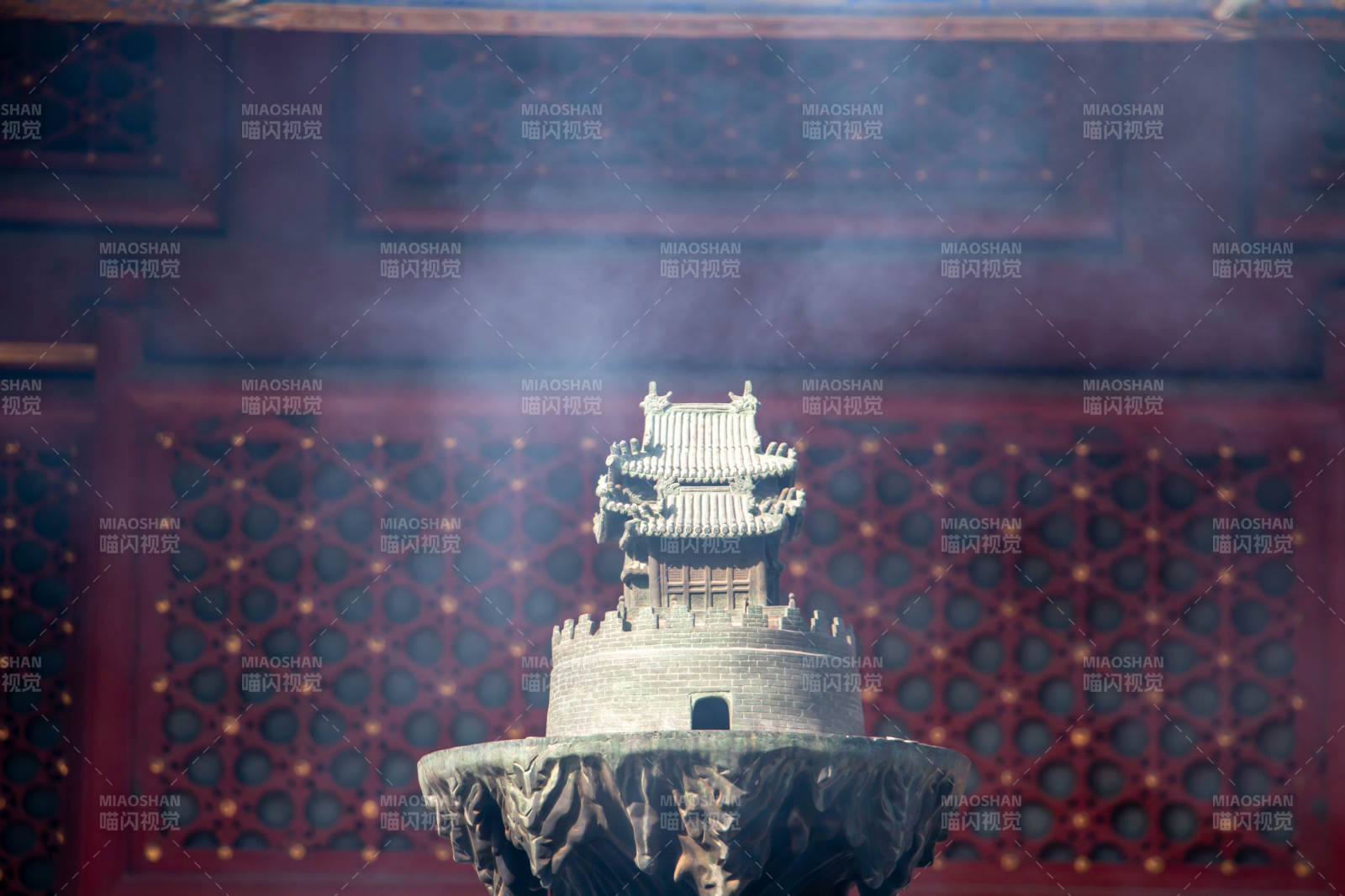 古寺香炉烟雾缭绕图片