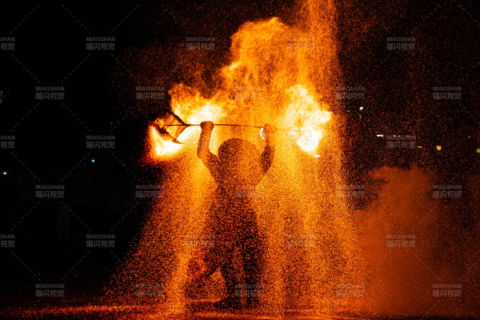 火壶表演 夜空绽放火花图片