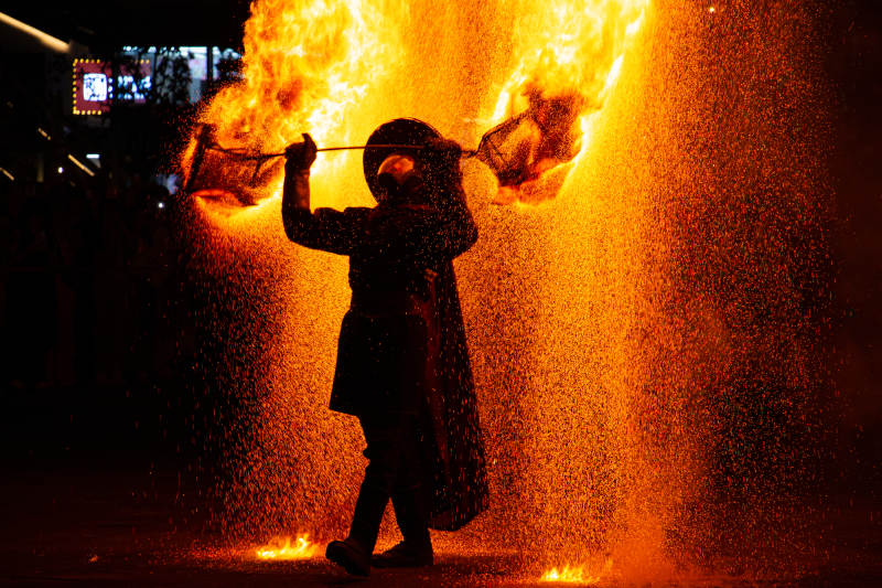 火壶表演 夜空绽放火花图片