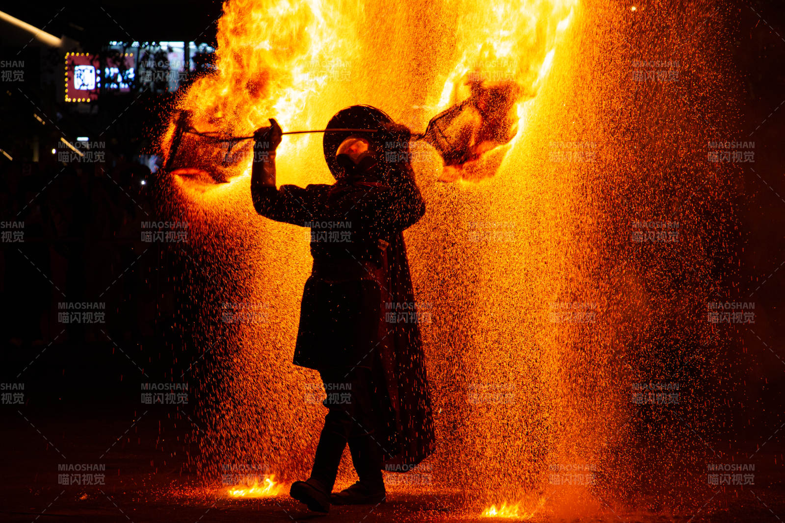 火壶表演 夜空绽放火花图片