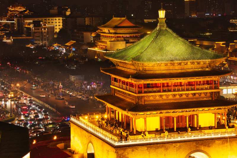 夜景中的古塔灯火辉煌--西安钟楼图片