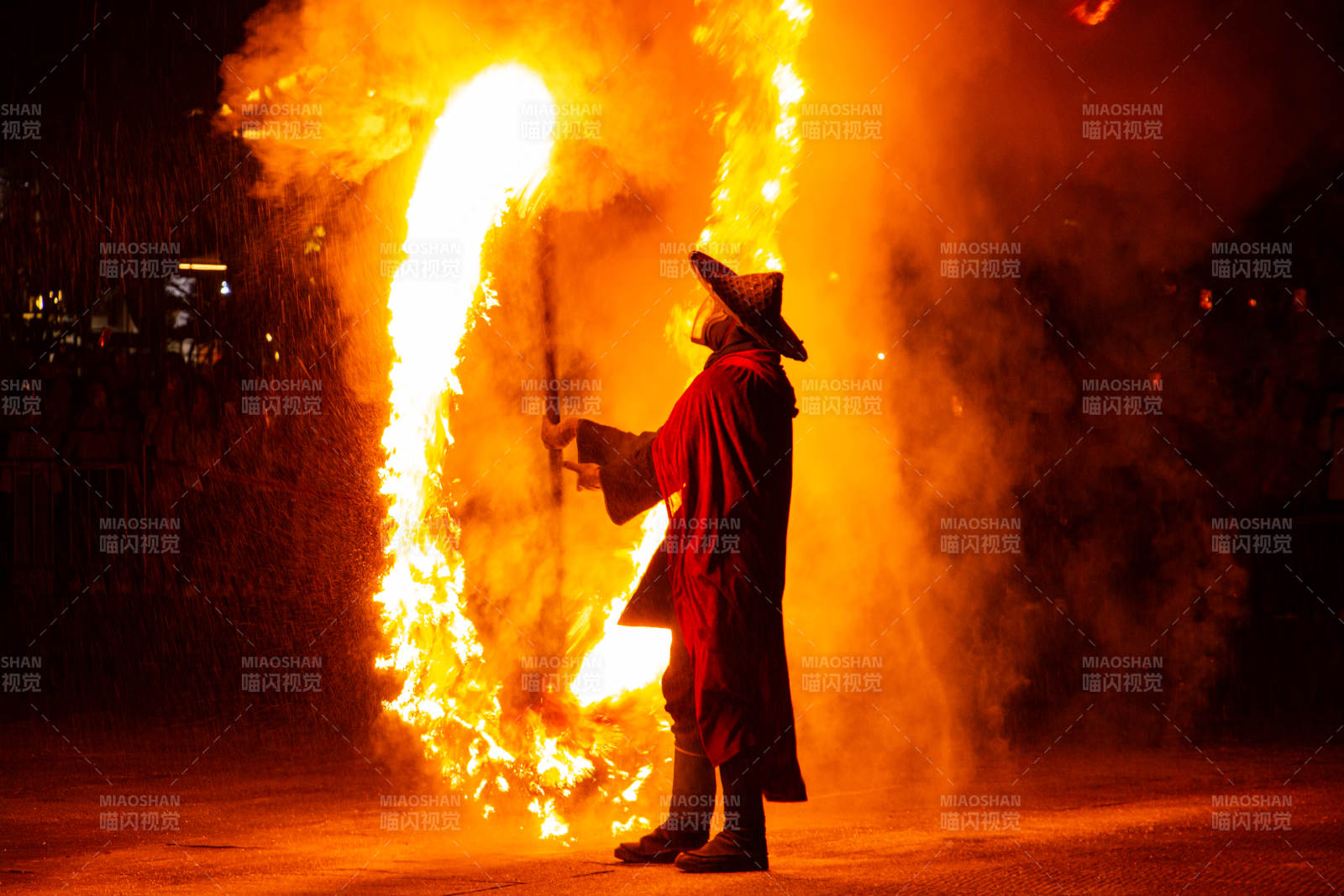 火舞表演者夜幕下的炫技图片
