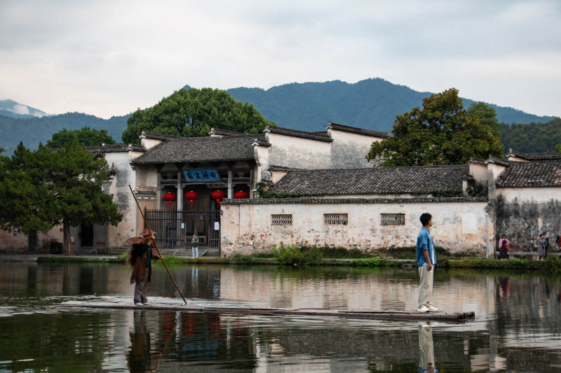 宏村南湖古村水乡 竹筏悠悠图片