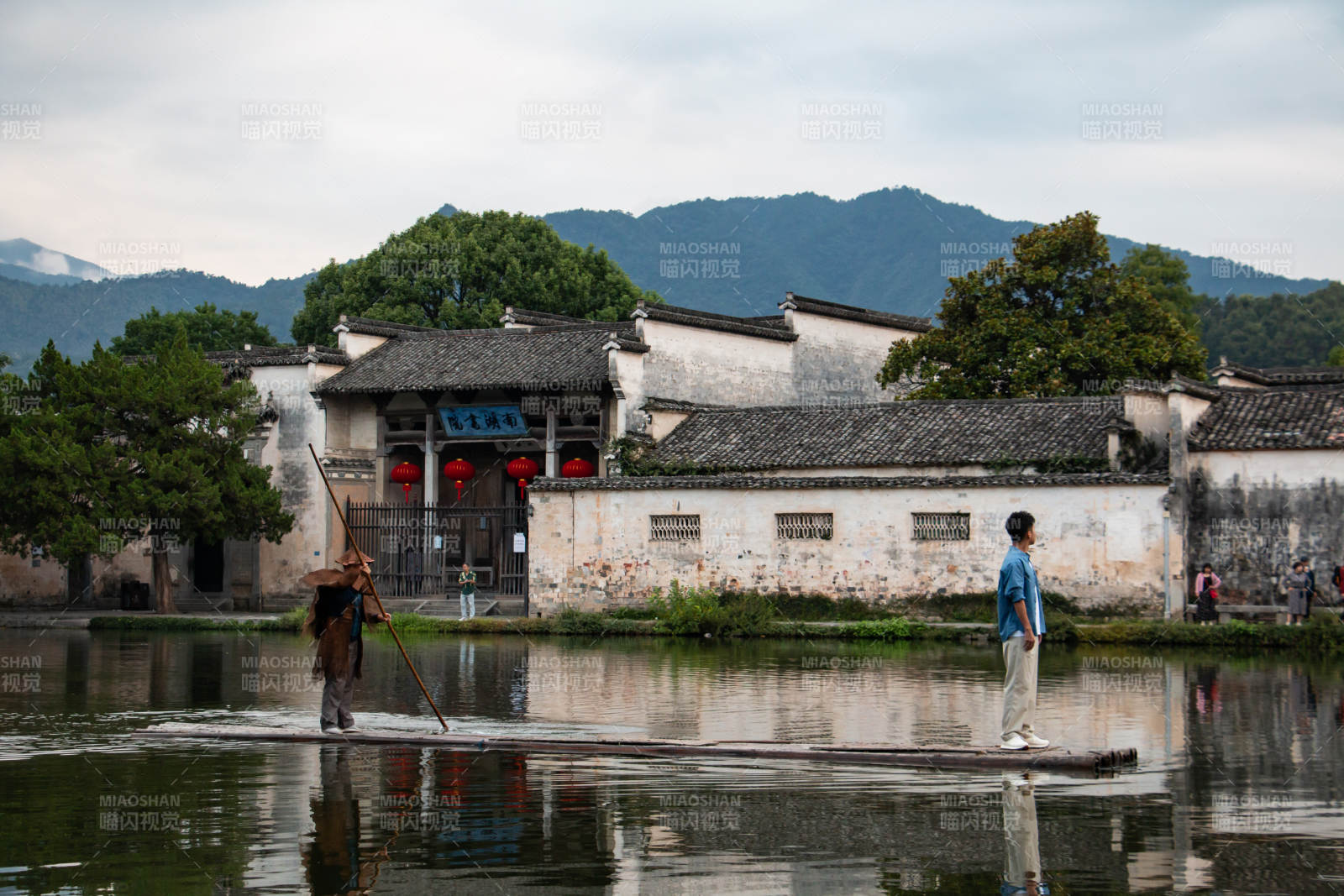 宏村南湖古村水乡 竹筏悠悠图片