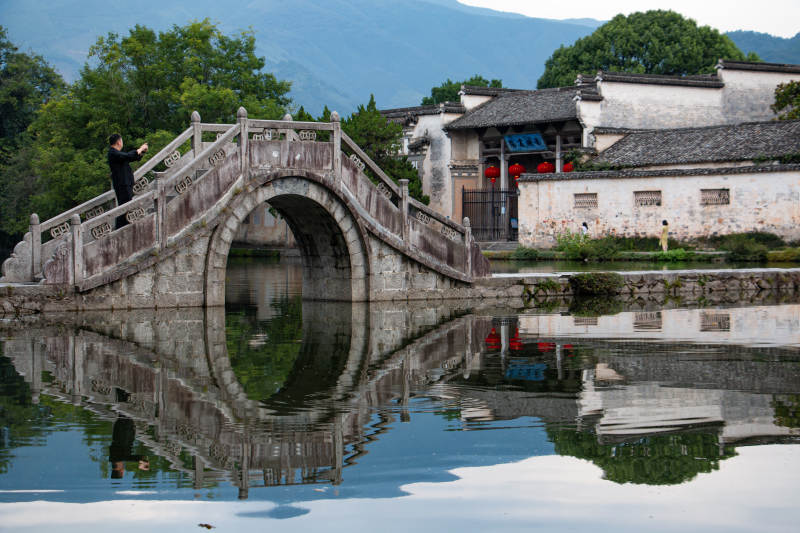 宏村南湖古桥映水 静谧村落图片
