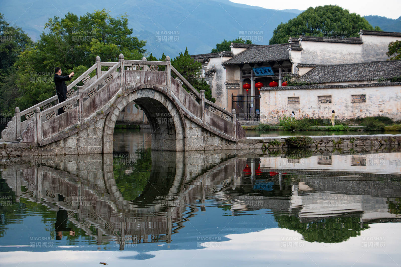 宏村南湖古桥映水 静谧村落图片