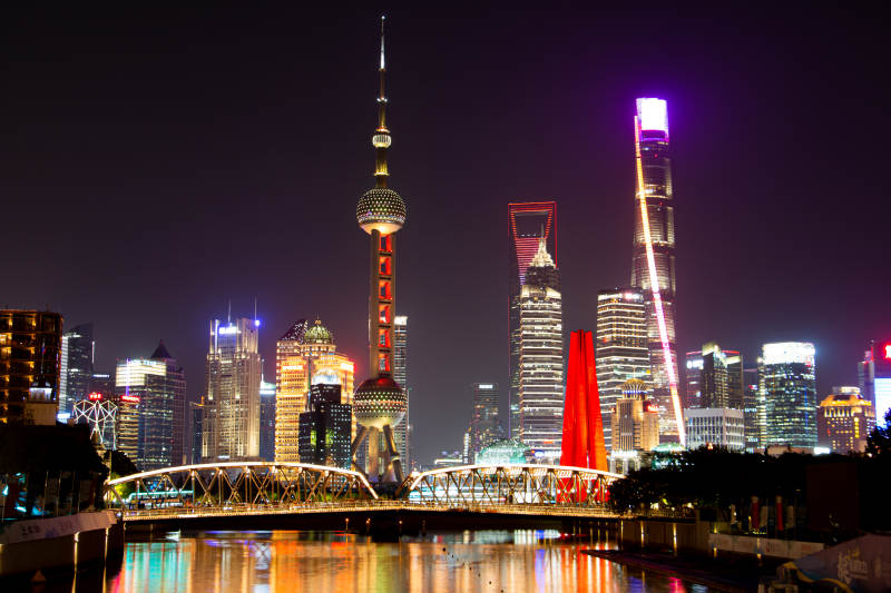 上海夜景 东方明珠与高楼群图片