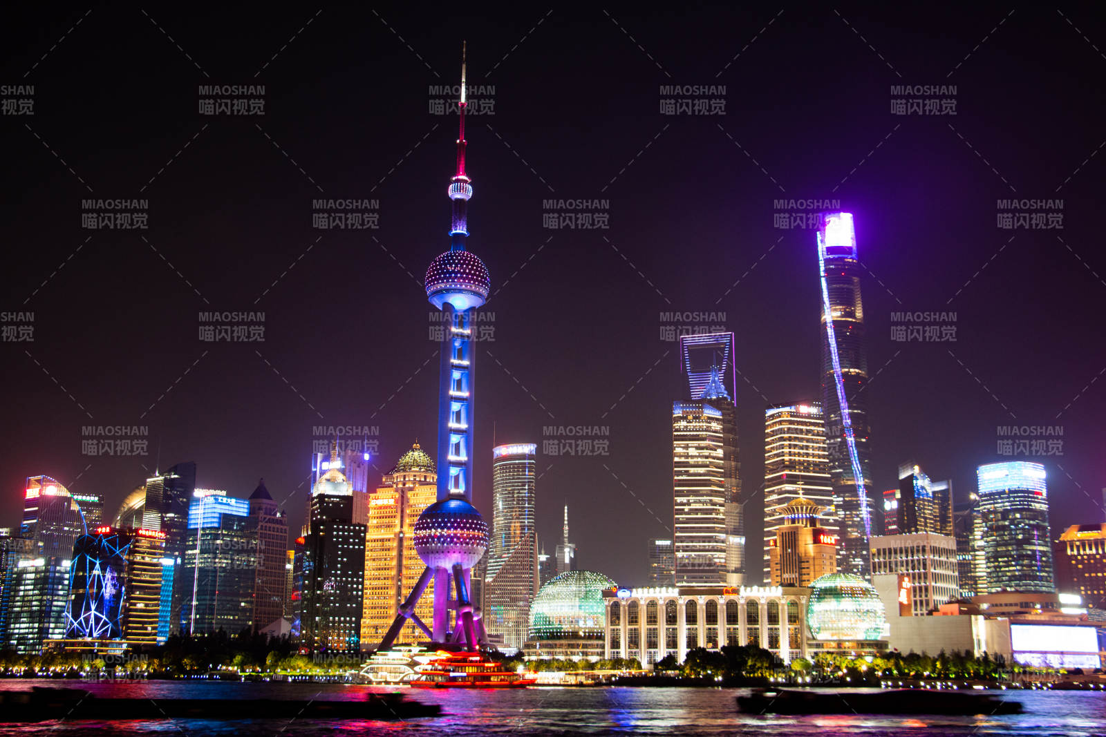 上海夜景 东方明珠与高楼群图片
