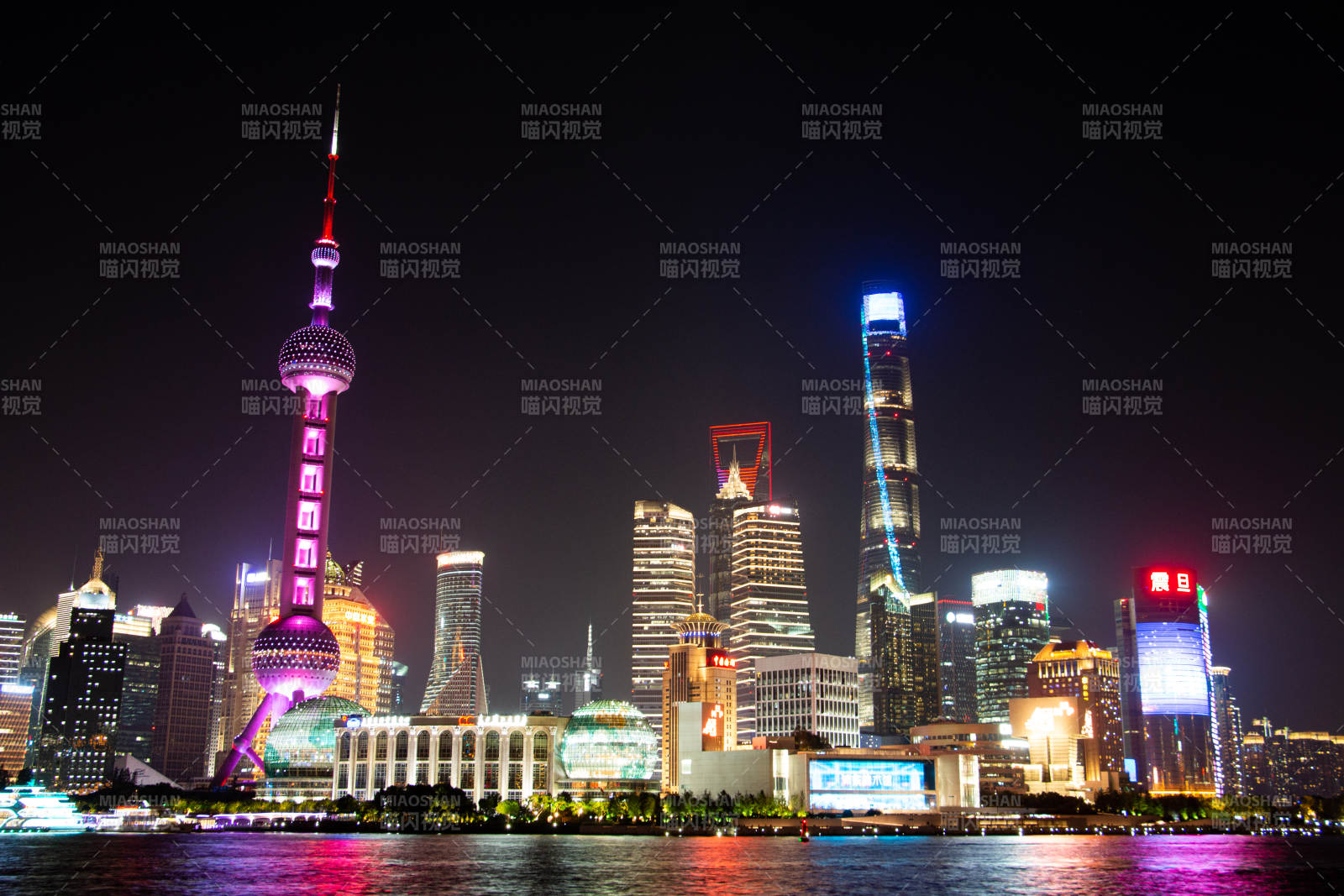 上海夜景 东方明珠与高楼群图片