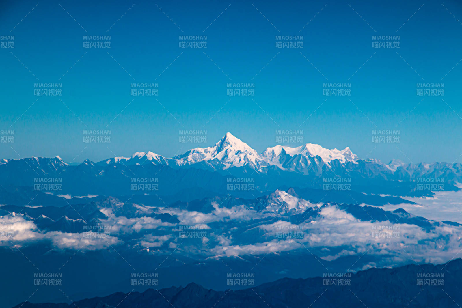 贡嘎雪山云海 蓝天映衬图片