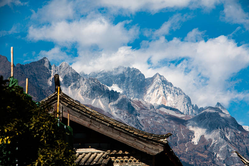 丽江雪山下的古建筑屋顶图片