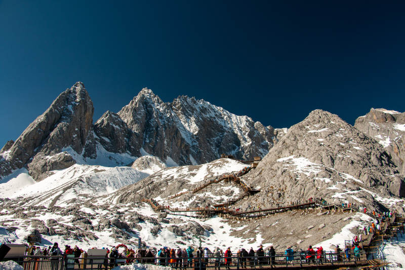 玉龙雪山栈道游人如织图片