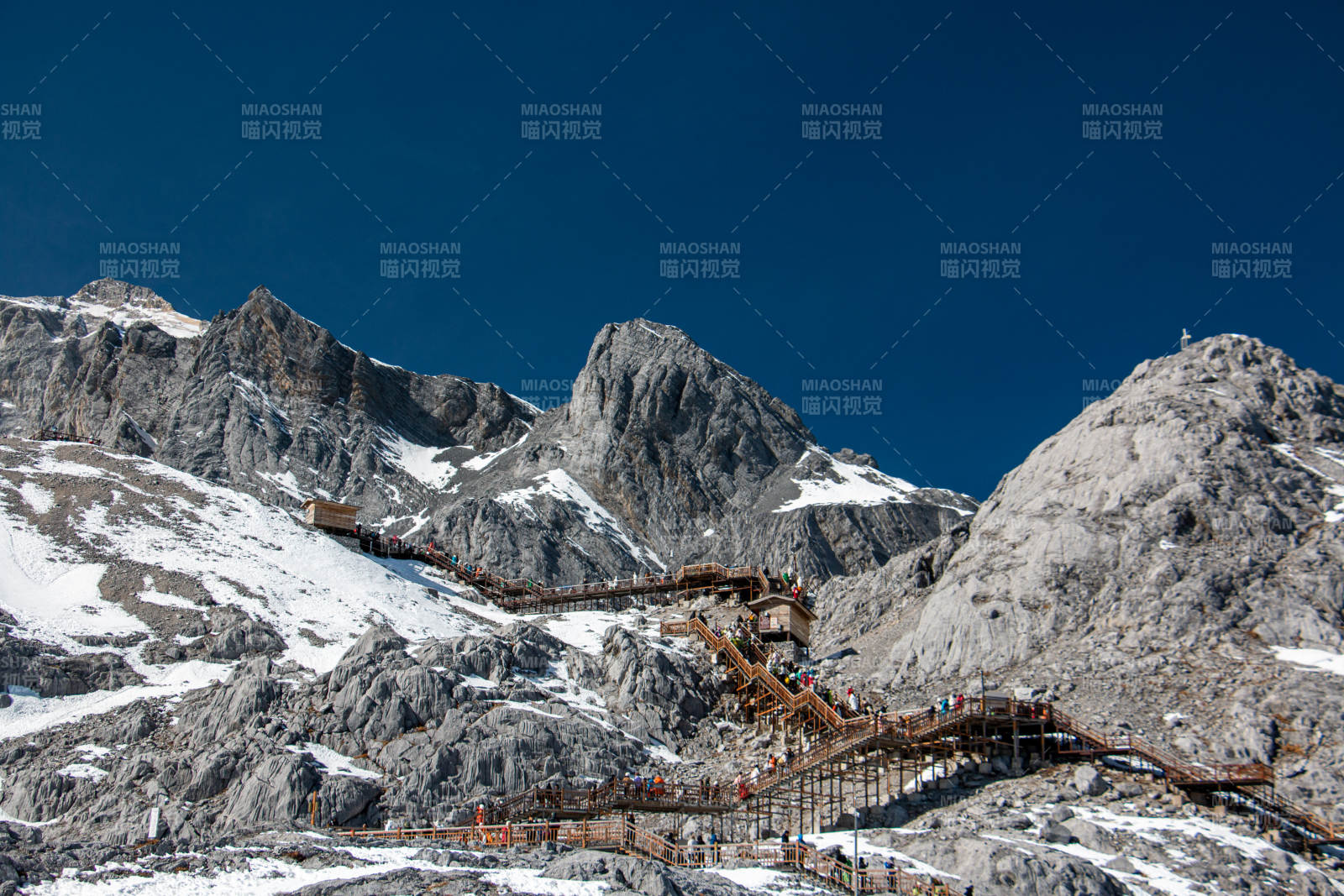 玉龙雪山栈道 蓝天映衬图片