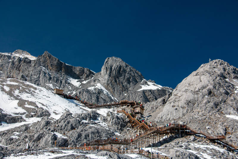 玉龙雪山栈道 蓝天映衬图片
