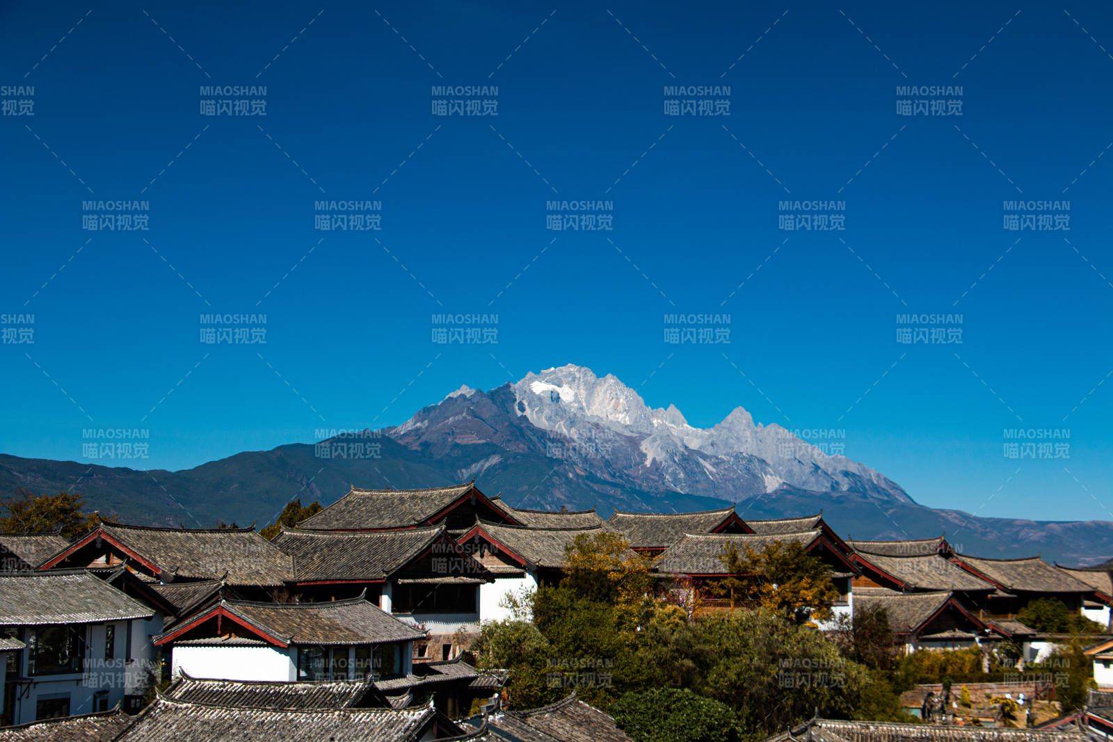 丽江雪山下的古村落风光图片