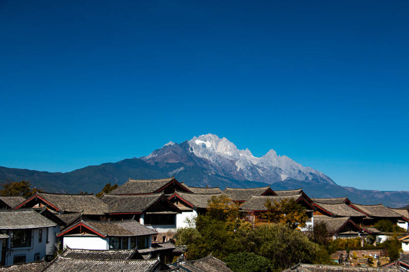 丽江雪山下的古村落风光图片