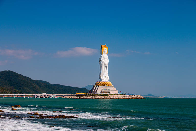 三亚南海观音雕像矗立海边图片