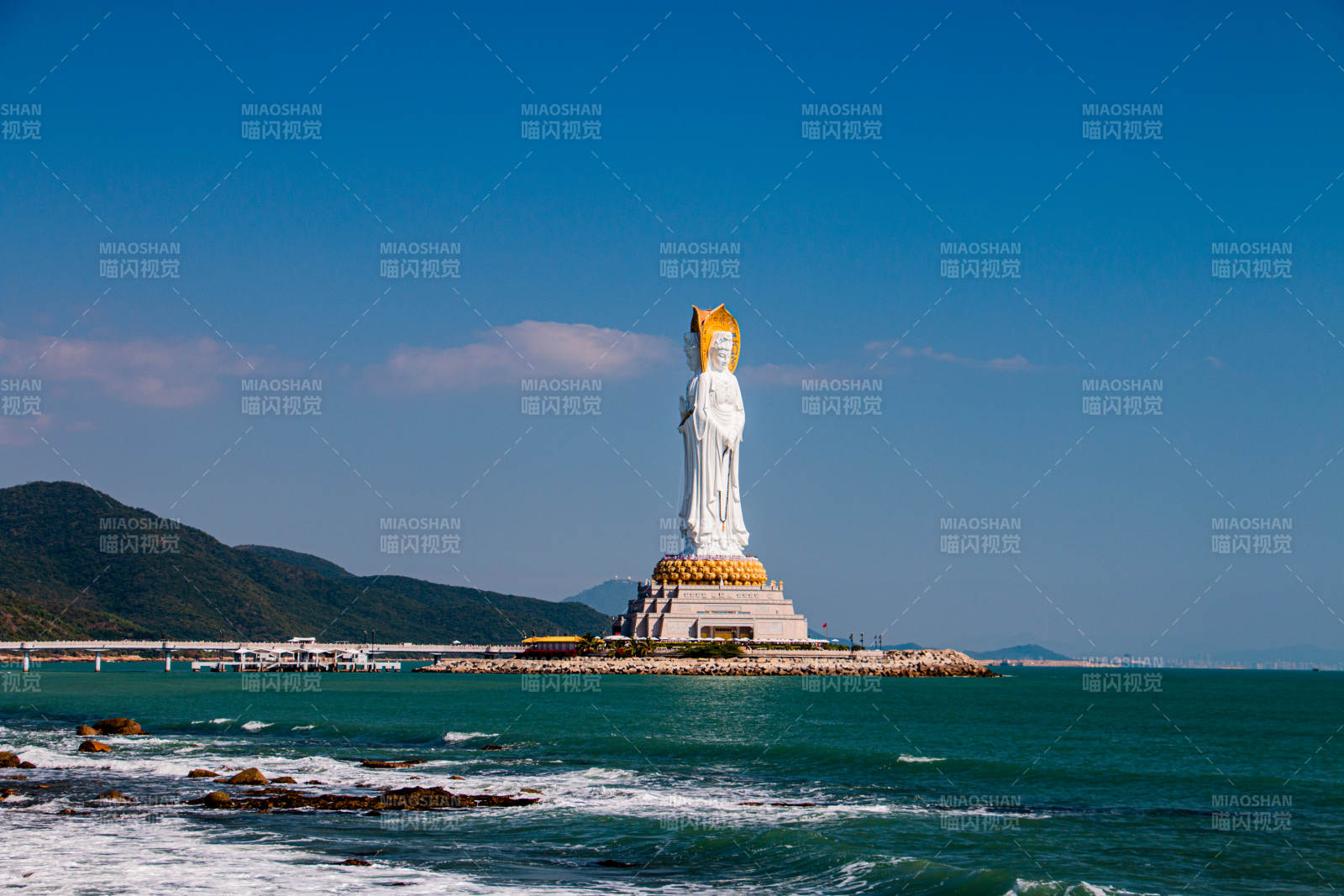 三亚南海观音雕像矗立海边图片