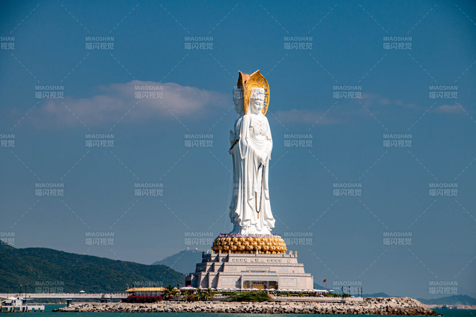 三亚南海观音像矗立海边图片