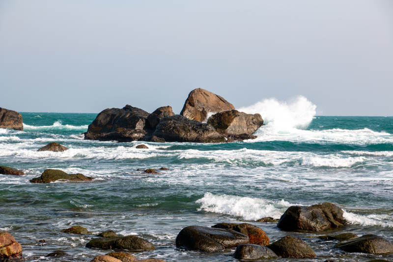 三亚海浪拍打岩石海岸图片