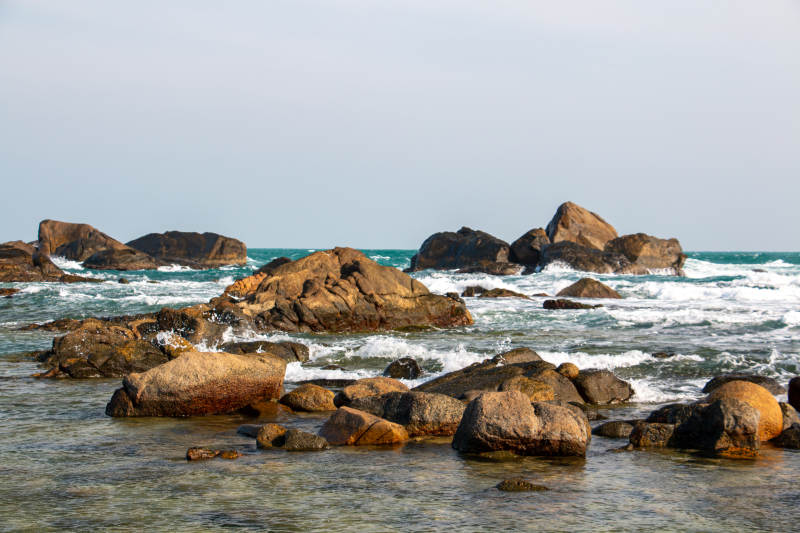 三亚海边岩石与波浪图片