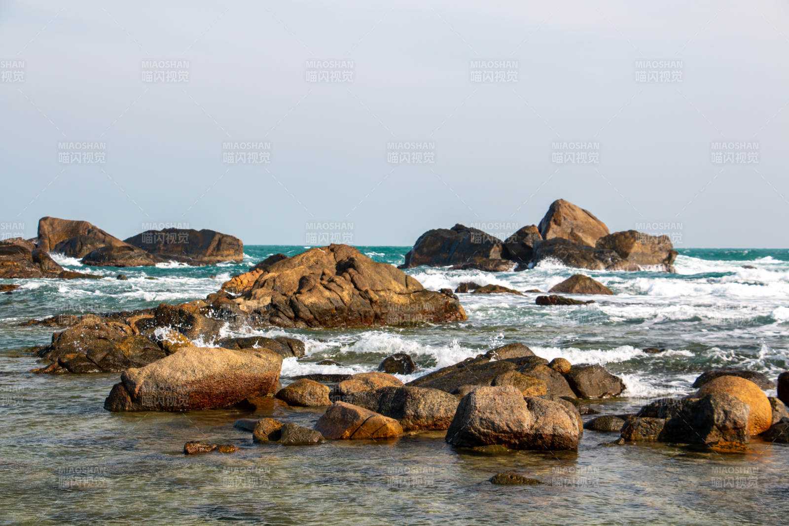 三亚海边岩石与波浪图片