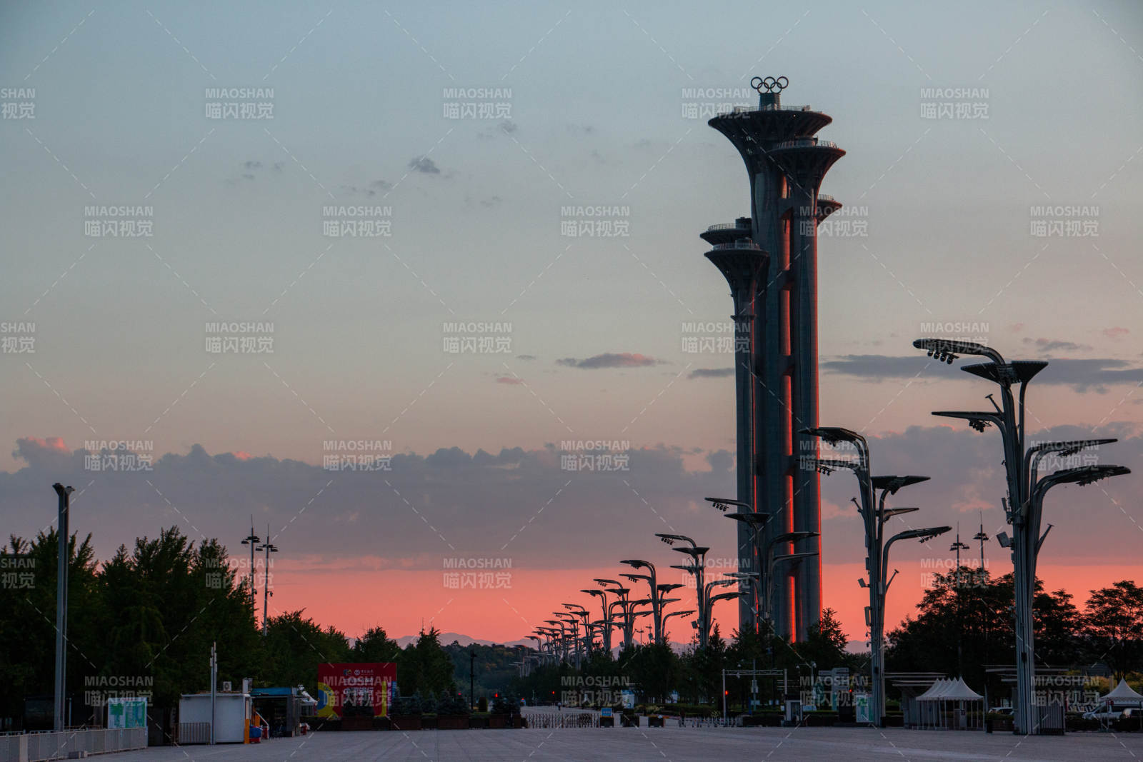 奥运塔夕照图片
