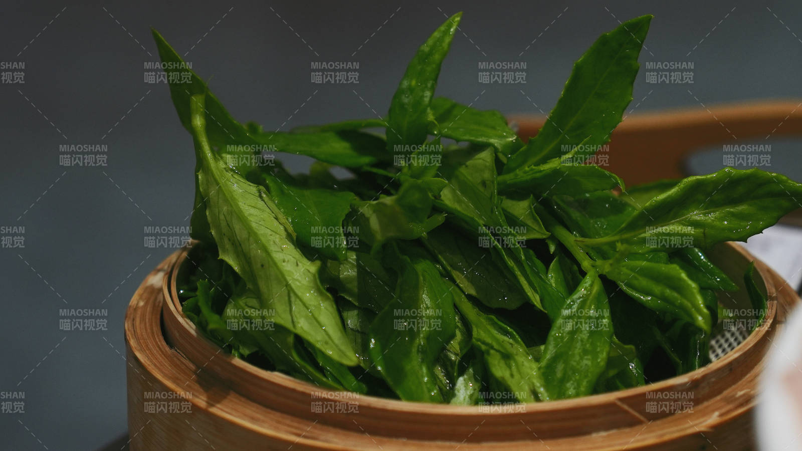 新鲜绿叶蔬菜蒸笼中图片