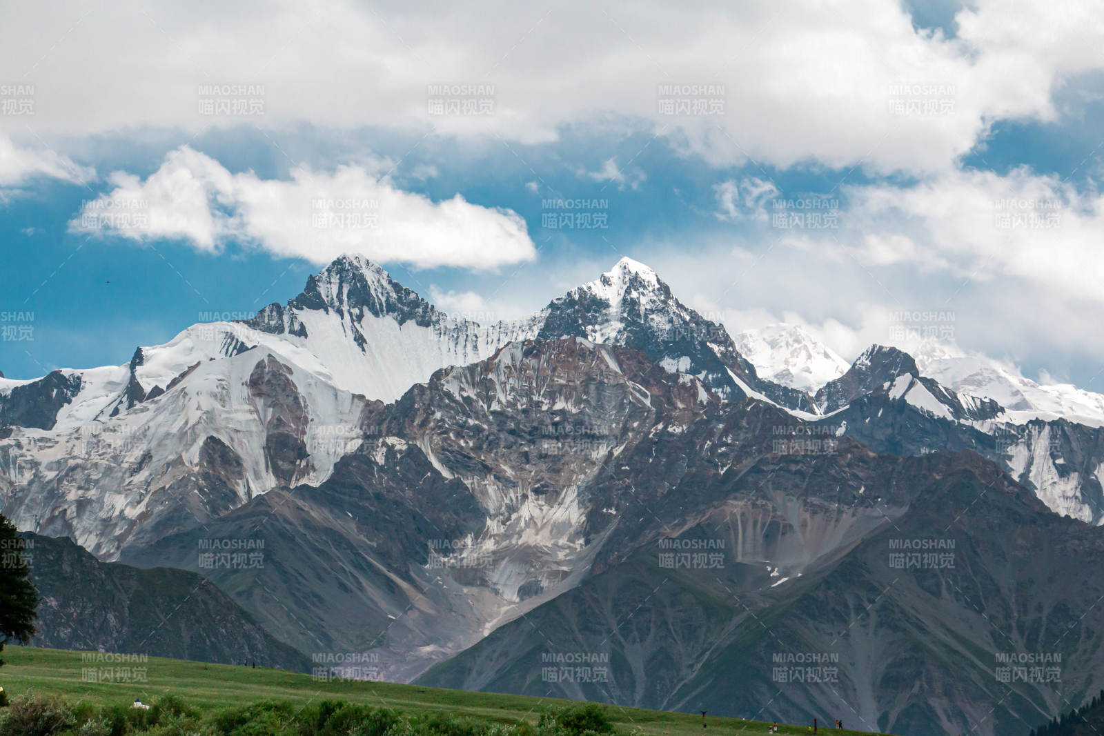 夏塔景区雪山云海 壮丽景色图片