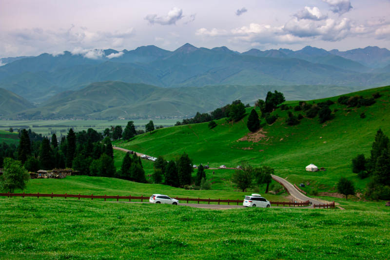 那拉提草原草原风光 山峦叠翠图片